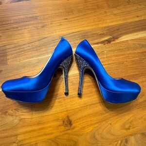 Steve Madden Satin Pump Round Toe Crystal Heel 6.5 US